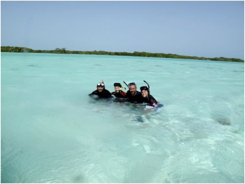 Parte del equipo de trabajo en Los Roques. De izquierda a derecha tenemos al Magíster Esteban Agudo, la Dra. Francoise Cavada, el Dr. Aldo Cróquer y la Licenciada Stephanie Martínez. Imagen cortesía de Stephanie Martínez.