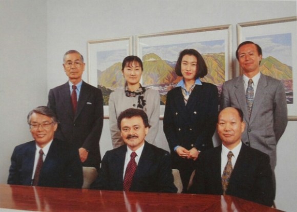 Para la comercialización de la Orimulsión en Japón, la empresa venezolana Bitor (Bitumenes del Orinoco) realizó una alianza con Mitsubishi Corporation y formó la empresa Mitsubishi Corporation-Bitor Limited (MC Bitor). De izquierda a derecha: Toshio Ogawa, Emi Saeki, Mio Ishihara, Takatoshi Osawa. Sentados: Masayaki Arakawa, Raúl Alemán y Yasuo Nakane. Foto tomada del Reporte Anual de Bitor, 1995